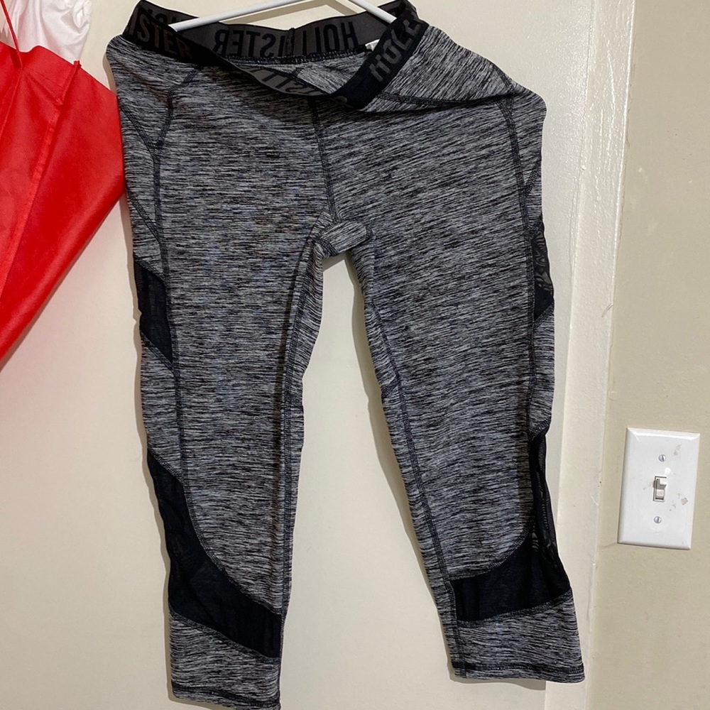 Hollister cropped workout capris